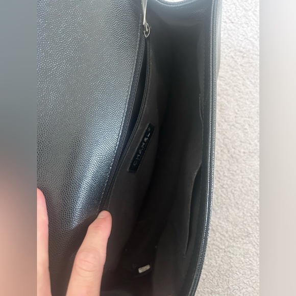 Chanel Caviar New Medium Boy Bag - Picture 6 of 16